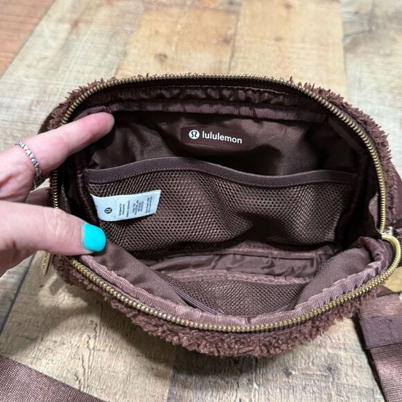 Lululemon Athletica Everywhere Belt Bag Large Fleece In Brown & Gold LU9BDUS - Picture 10 of 16